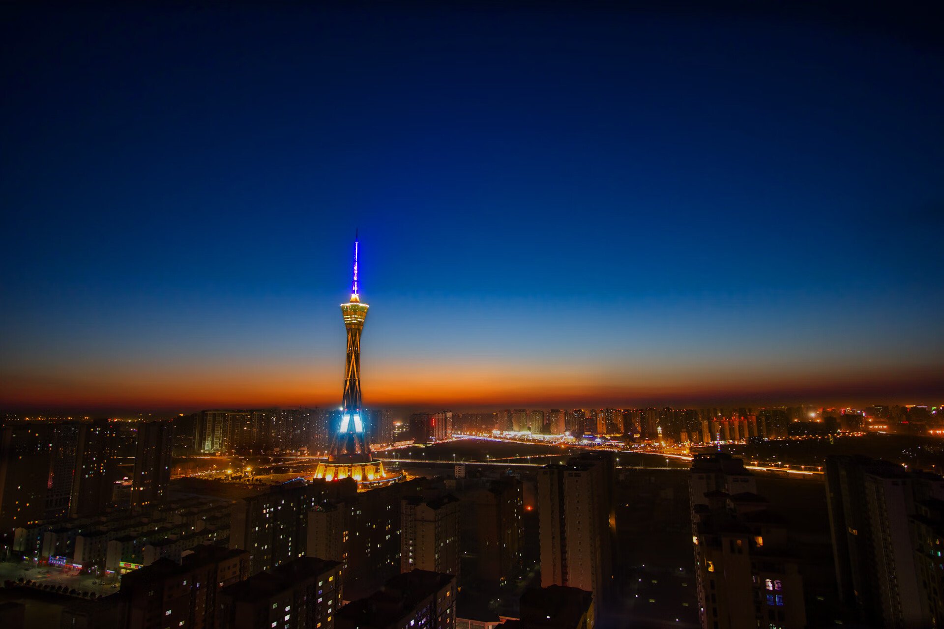 城市摩托车特技表演，极速飞跃引爆现场氛围，摩托车特技表演赛