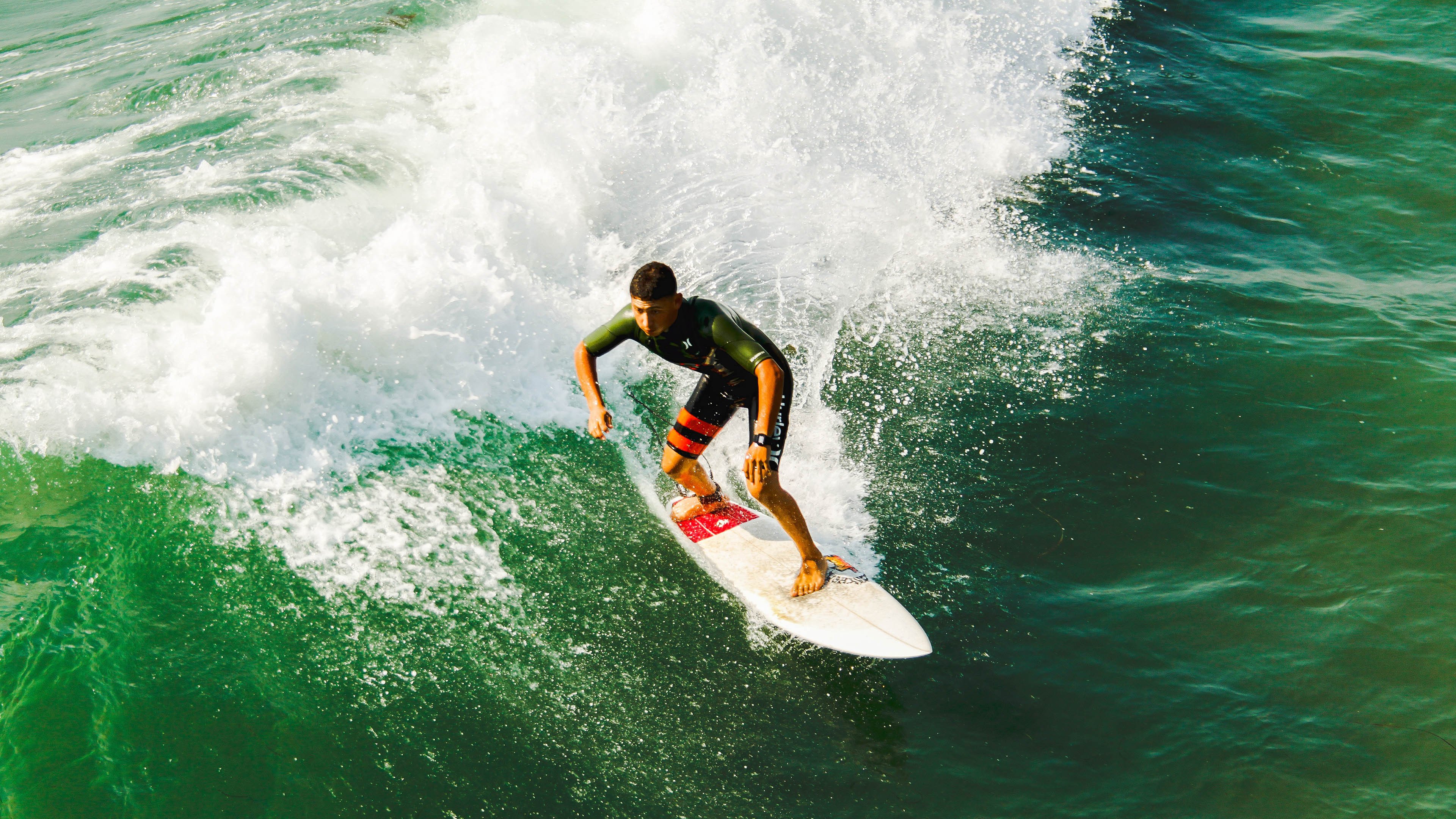 爱游戏-麦基翁与对手激烈角逐展现高水平竞技，麦基翁姐妹