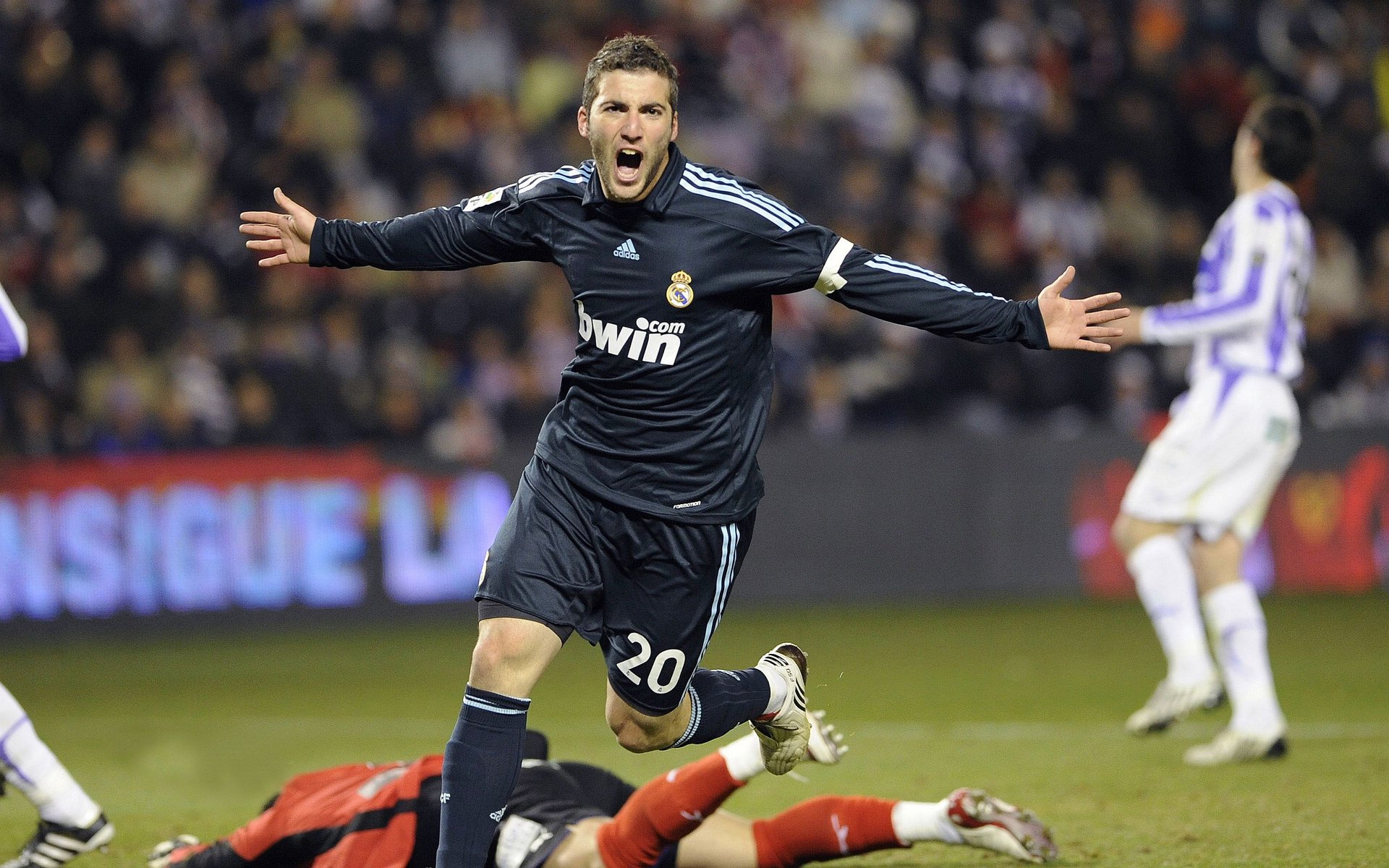 AYX官网-帕利斯特冲线瞬间引发现场欢呼，帕里斯特汽车